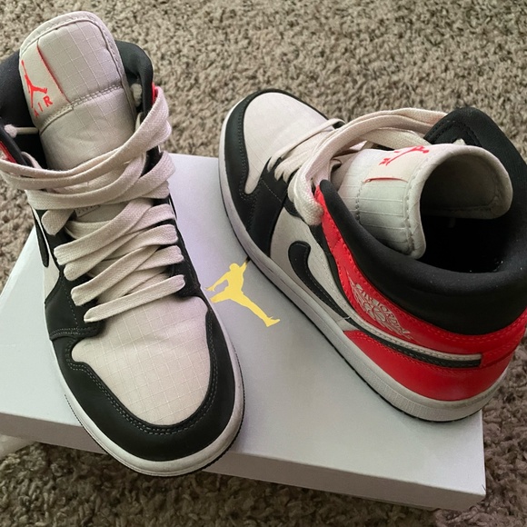 Nike Air Jordan 1 Mid SE.  Womens size 7. - Picture 4 of 6